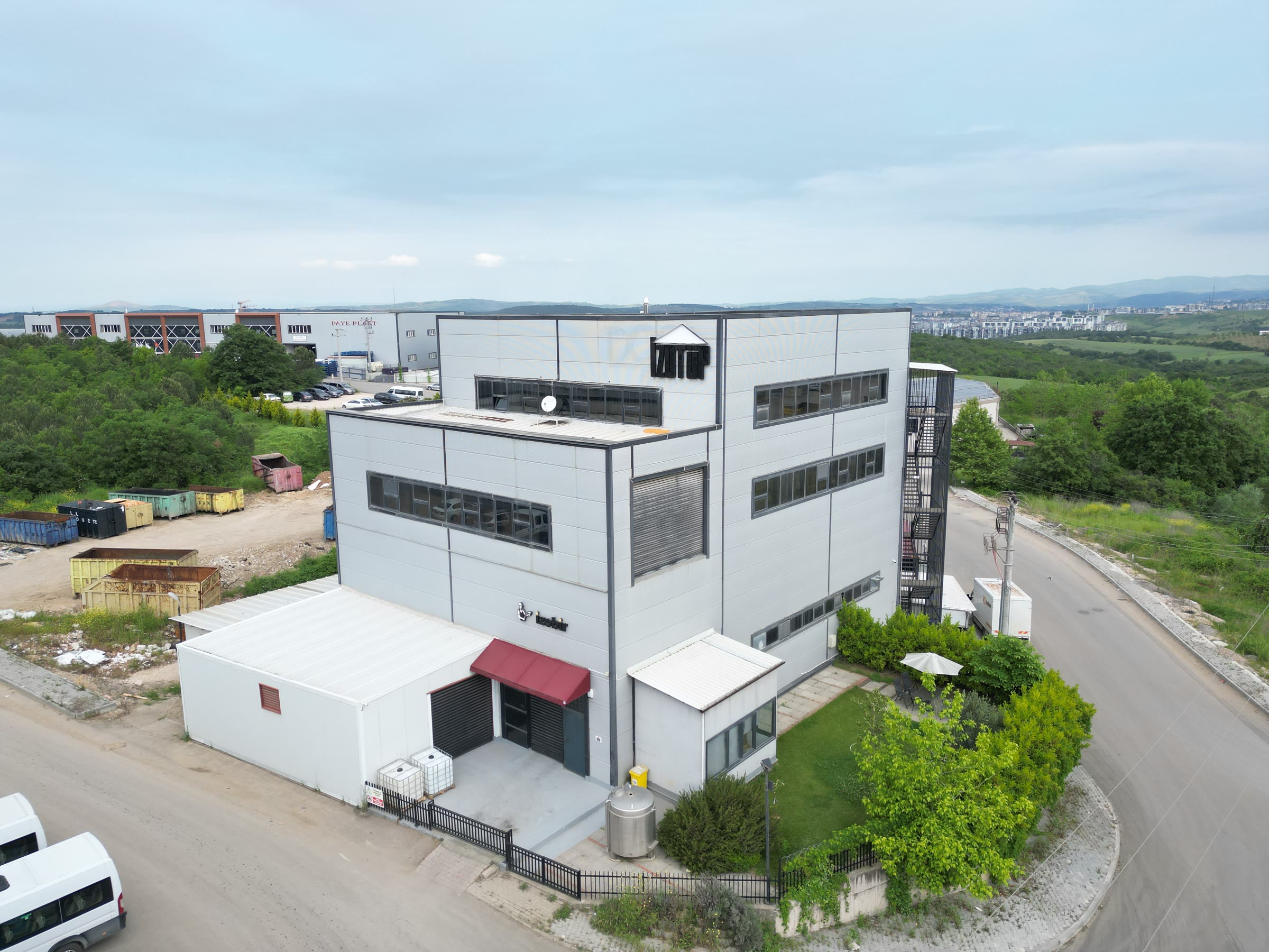 Fabrika sahası ve depo alanı